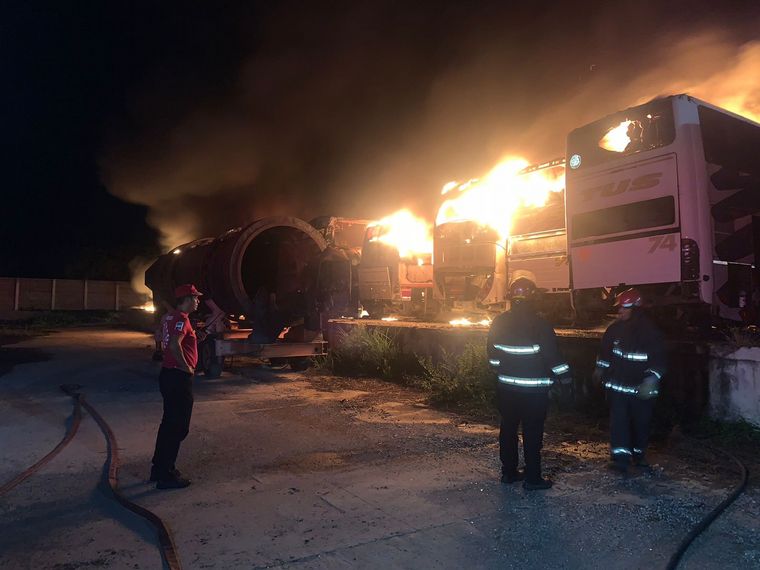 FOTO: Se incendiaron colectivos de la empresa Flecha Bus