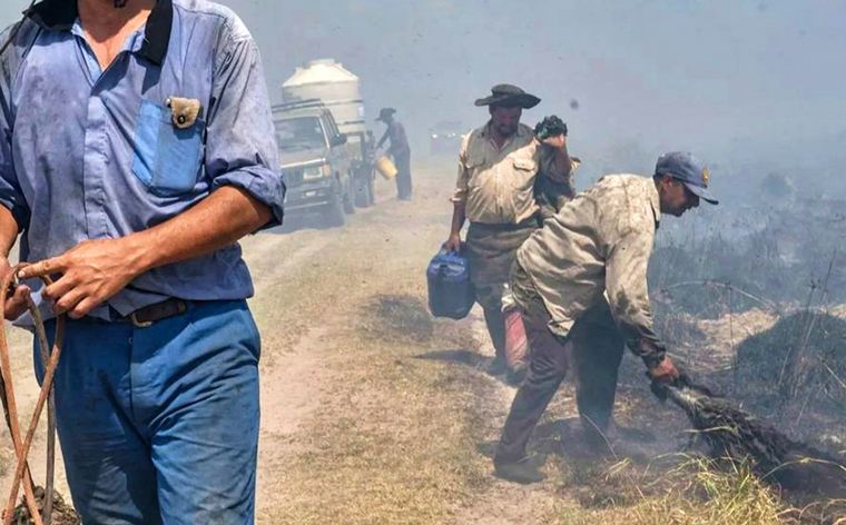 FOTO: Menchos apagan el fuego con cueros (Foto: Radio Sudamericana)