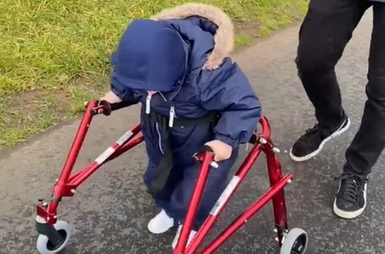 Bobby dio sus primeros pasos casi sin ayuda y sólo con el andador