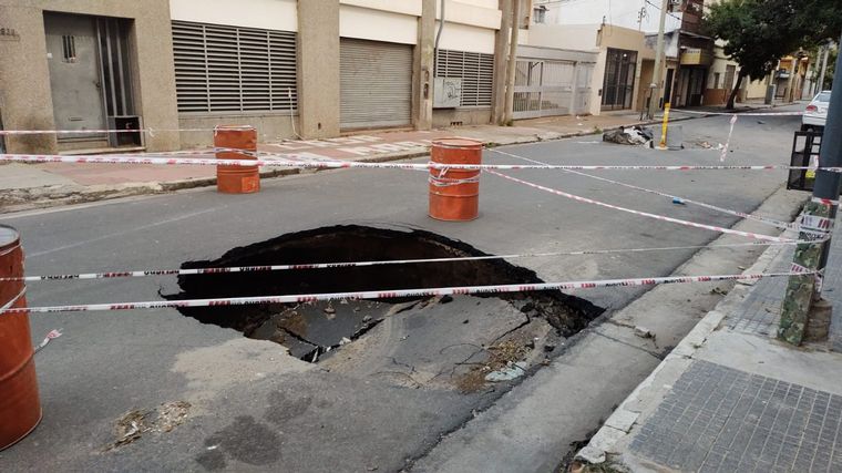 FOTO: Un cráter pone en peligro a los vecinos de barrio San Martín