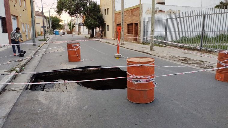 FOTO: Un cráter pone en peligro a los vecinos de barrio San Martín