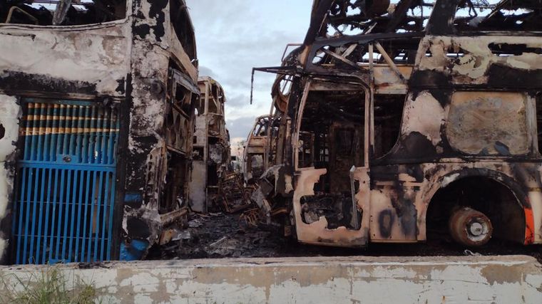 Así quedaron los colectivos de Flecha Bus tras ser consumidos por las llamas.