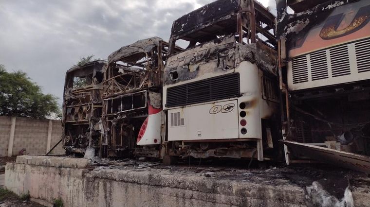 Así quedaron los colectivos de Flecha Bus tras ser consumidos por las llamas.