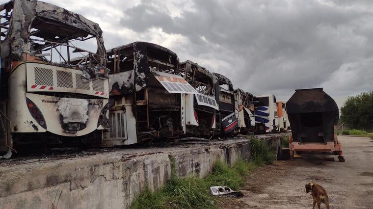 Así quedaron los colectivos de Flecha Bus tras ser consumidos por las llamas.