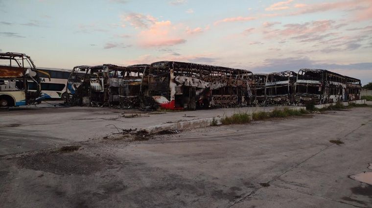 Así quedaron los colectivos de Flecha Bus tras ser consumidos por las llamas.