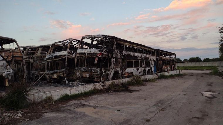 FOTO: Así quedaron los colectivos de Flecha Bus tras ser consumidos por las llamas.
