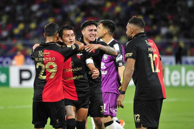 FOTO: Los jugadores de Colón celebran el gol del 