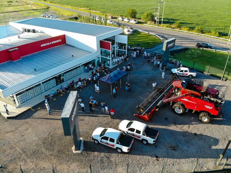La presentación de la nueva cosechadora 8250 en Agrícola Noroeste