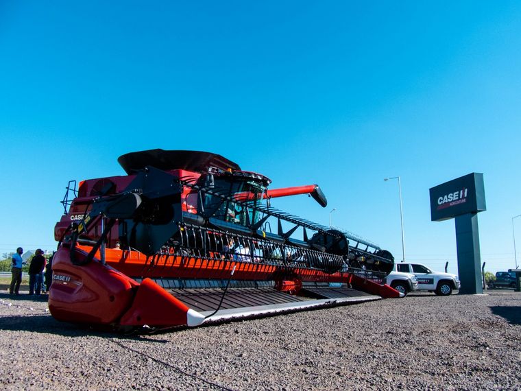 En primer plano, la Case 8250