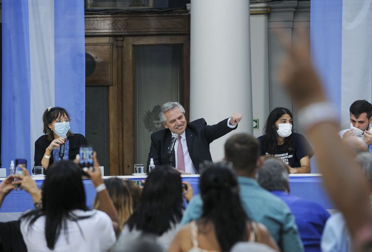 FOTO: El Presidente participó del relanzamiento de la Juventud Universitaria Peronista.