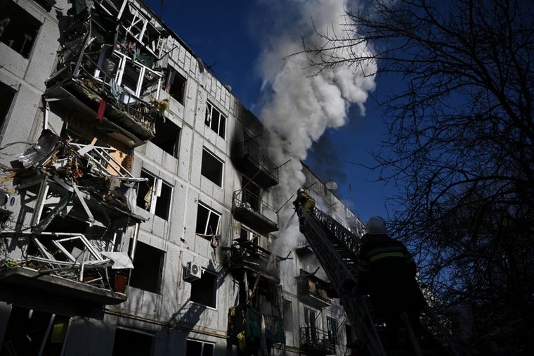 FOTO: Una persona fallecida durante un bombardeo en Chuguiv (Foto: AFP).