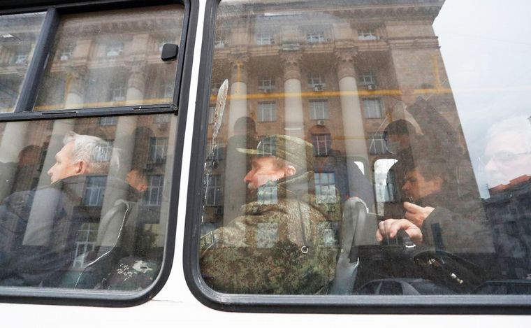 FOTO: Ciudadanos ucranianos se movilizan para sumarse al ejercito. (Gentileza Reuters)