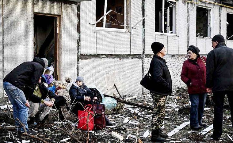 FOTO: Ciudadanos de Chugulv, Ucrania, en la calle luego de los ataques. (Gentileza AFP)