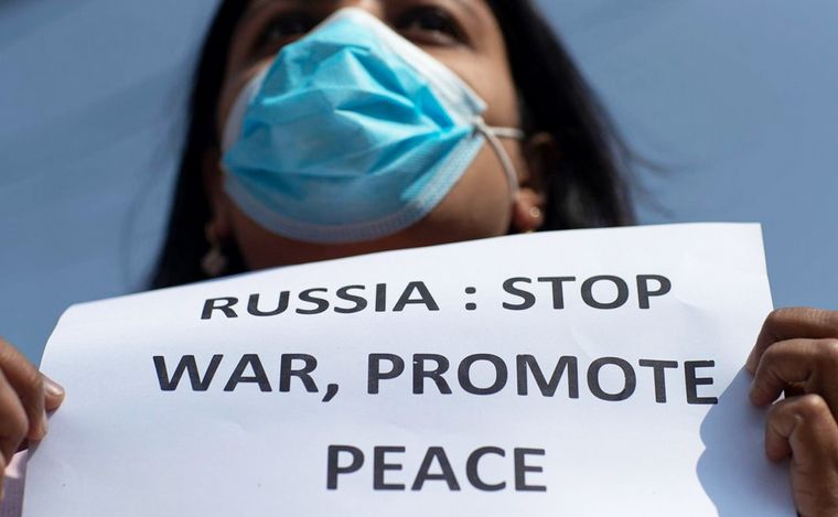 FOTO: El mundo se manifiesta en contra de los ataques Rusos: Nepal. (Gentileza EFE)