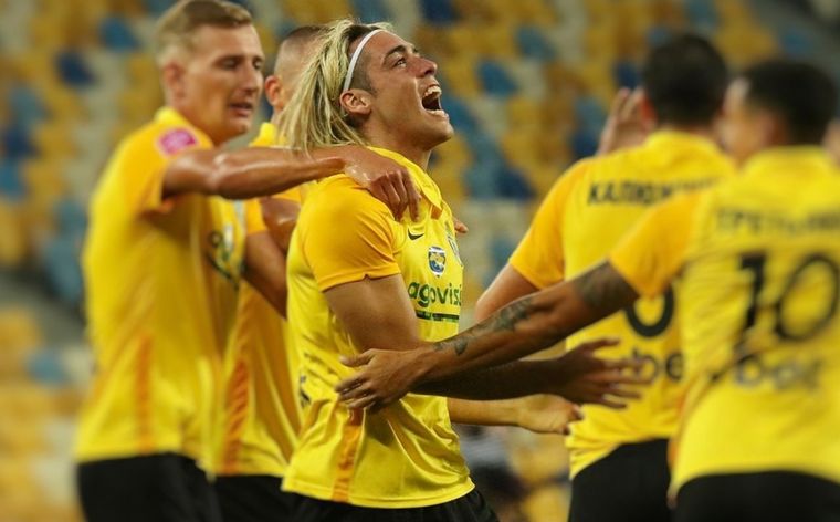 Spinelli (centro), uno de los argentinos en Ucrania.