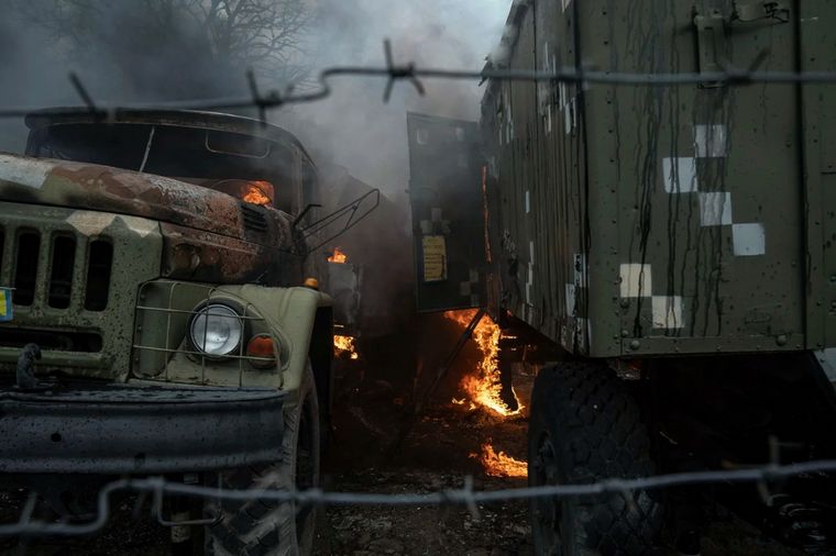 FOTO: Un camión militar arde en una base de defensa aérea ucraniana (Foto: AP).