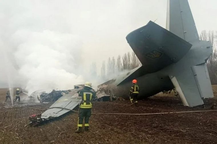 FOTO: Un avión Antonov de las Fuerzas Armadas ucranianas fue derribado en Kiev (Reuters).