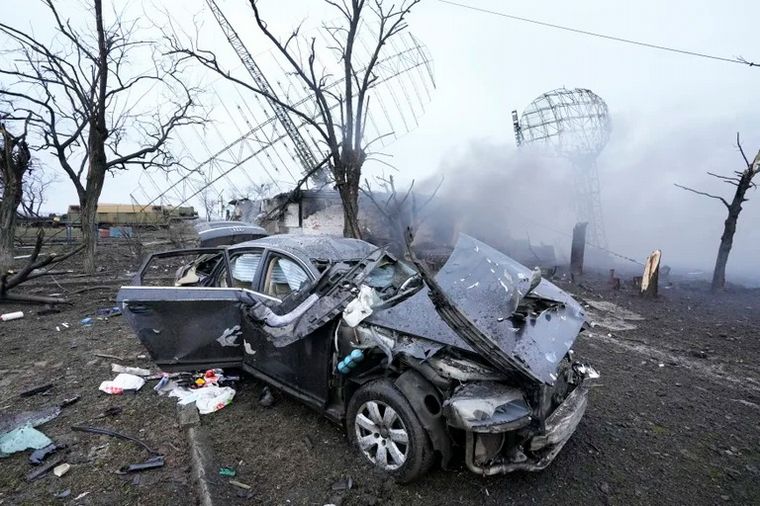 FOTO: Un auto fue destrozado por un misil en las afueras de Mariupol (Foto: AP).
