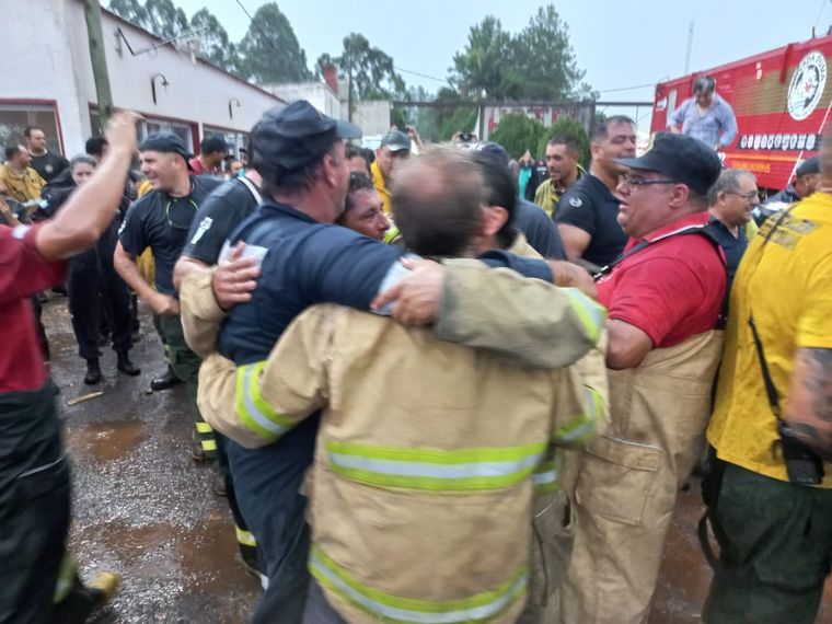 FOTO: La alegría de los Bomberos Voluntarios tras la llegada de la lluvia