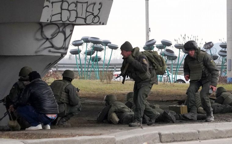 FOTO: Tropas ucranianas intentan repeler la avanzada rusa (Foto: @Ldevega)