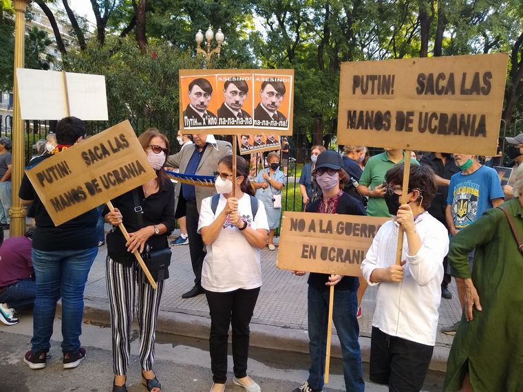 AUDIO: Ciudadanos ucranianos se manifestaron frente a la embajada rusa en Madrid (Foto: EFE)