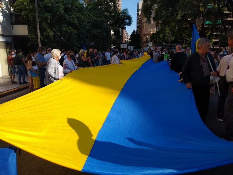 FOTO: Protestas de ucranianos en la Embajada rusa en Buenos Aires.
