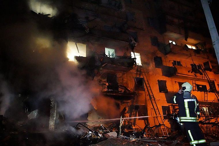 FOTO: Un misil ruso impactó en un edificio de viviendas en Kiev. 