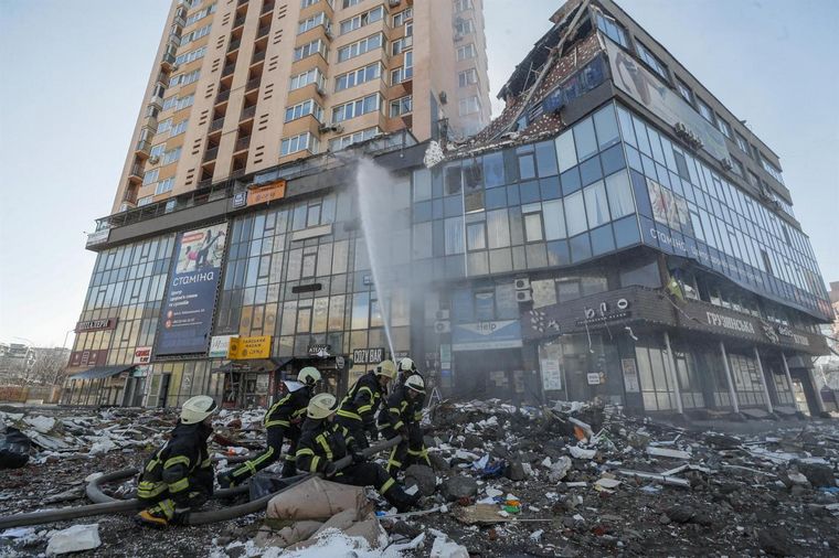 FOTO: Un misil ruso impactó en un edificio de viviendas en Kiev. 