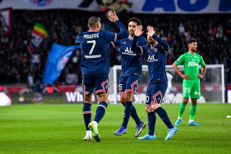 Lionel Messi fue clave con dos asistencias para que Mbappé diera vuelta el partido.