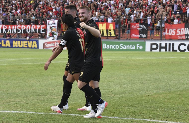 Colón le ganó a Barracas Central y sigue arriba en la zona 2.