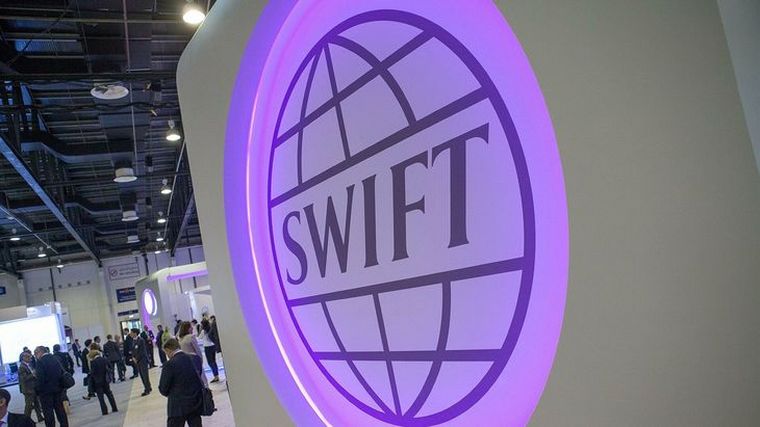FOTO: Los bancos rusos sancionados serán excluidos del sistema Swift. 