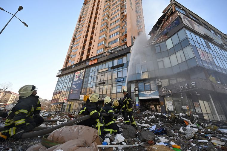 FOTO: Un edificio residencial en Kiev fue alcanzado por un misil. (Foto: Télam)