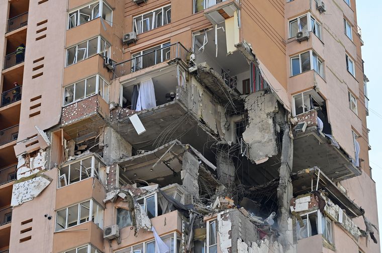 FOTO: Un edificio residencial en Kiev fue alcanzado por un misil. (Foto: Télam)