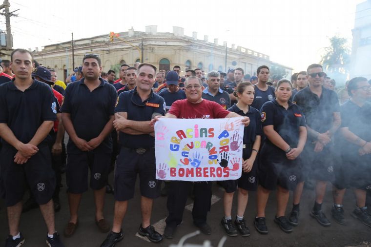 Bomberos celebraron la extinción del fuego en Santo Tomé
