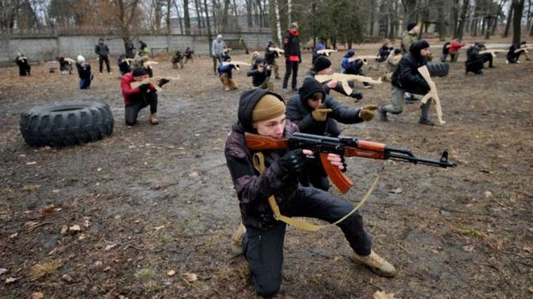 FOTO: Ucrania entrega armas a ciudadanos para defenderse de Rusia (Foto: BBC)