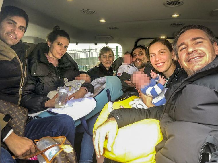 Habían viajado para el nacimiento de sus hijos gestados por subrogación de vientre.