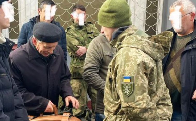 Tiene 80 años y se sumó al ejército.