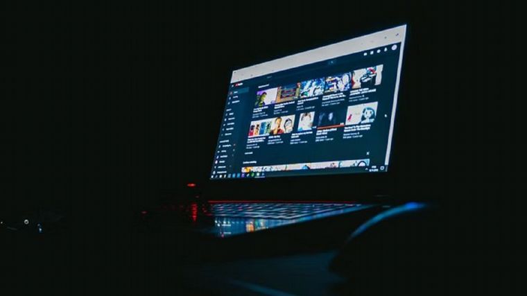 Empresas estadounidenses restringen canales rusos en redes sociales.