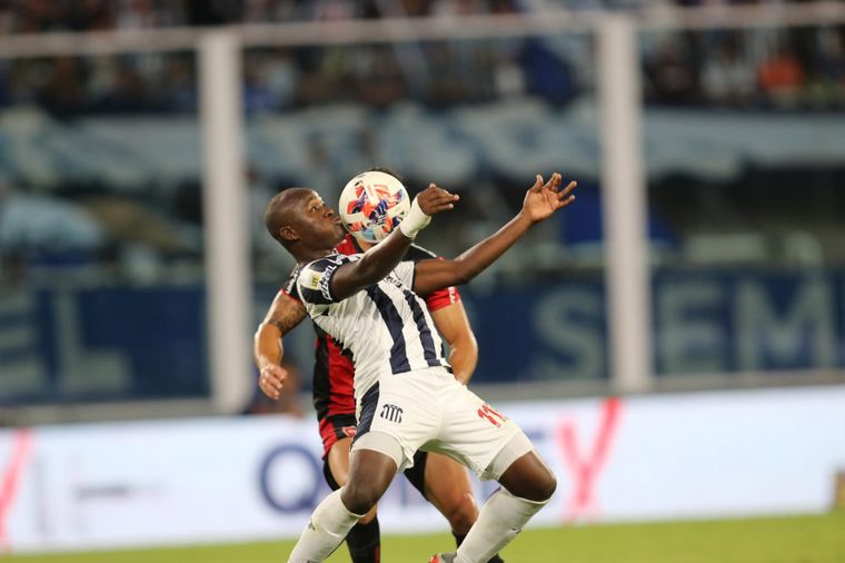 El colombiano Emerson Batalla fue titular por primera vez en Talleres.