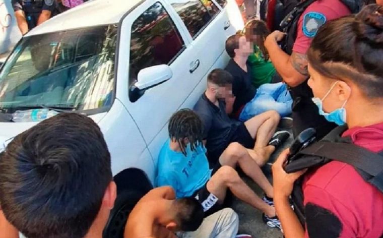 FOTO: Los jóvenes detenidos y atrás el auto secuestrado.