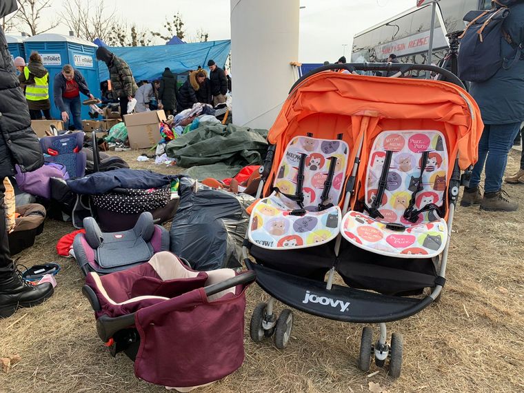 Muchos ucranianos cruzan la frontera a pie y dejan los cochecitos al ser trasladados