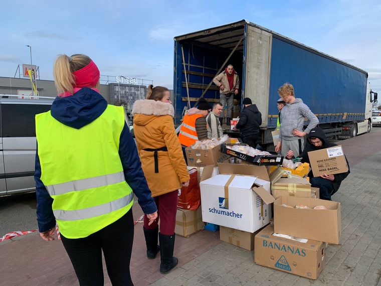 Camiones con donaciones en el centro de acopio.