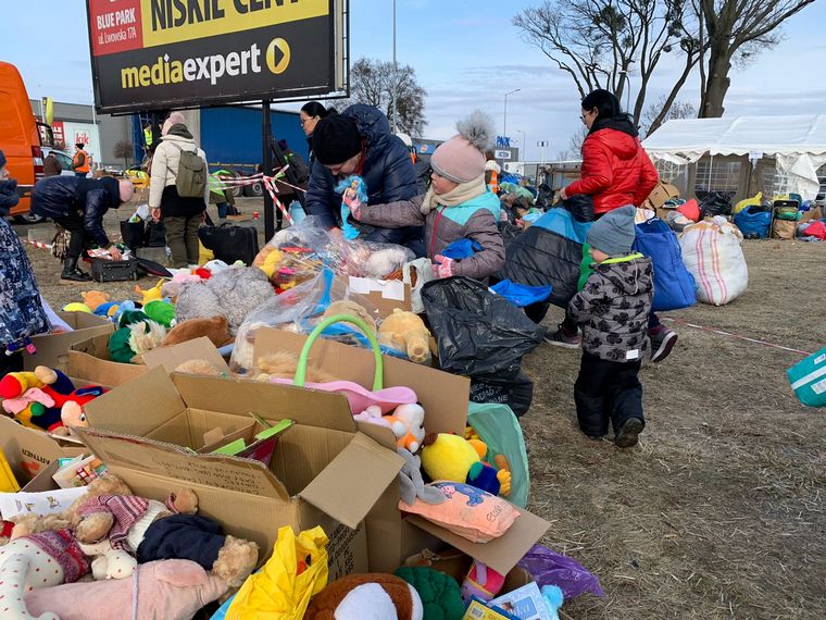 Abrigos y juguetes para niños ucranianos. 