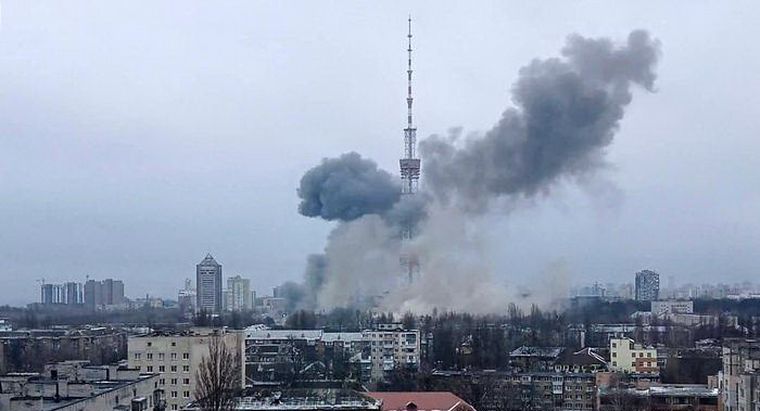 FOTO: Con un bombardeo, Putin dejó sin TV a Kiev: cinco muertos (AFP)