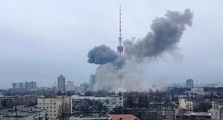 Con un bombardeo, Putin dejó sin TV a Kiev: cinco muertos (CNN)