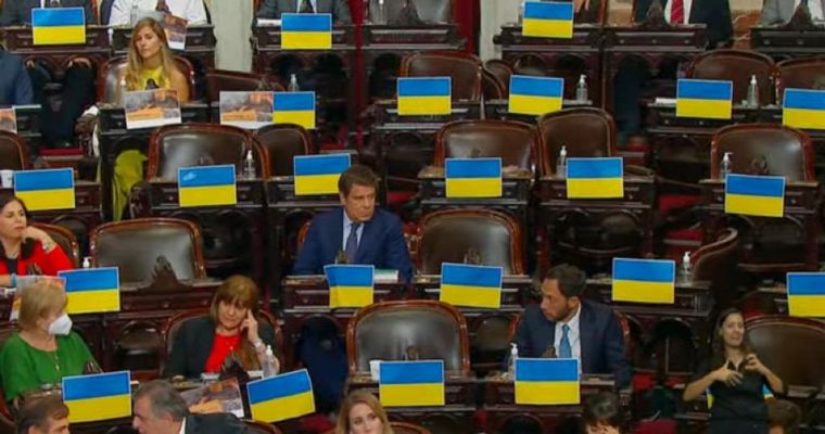 Facundo Manes fue uno de los pocos diputados opositores que se quedó en el recinto.
