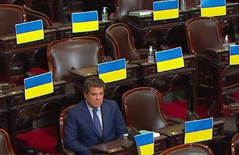 Facundo Manes fue uno de los pocos diputados opositores que se quedó en el recinto.