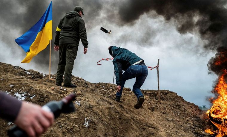 FOTO: Civiles ucranianos resisten con bombas molotov. (Foto: Reuters/Viacheslav Ratynskyi)