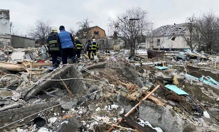 FOTO: Bomberos trabajan en edificios destruidos por los bombardeos rusos