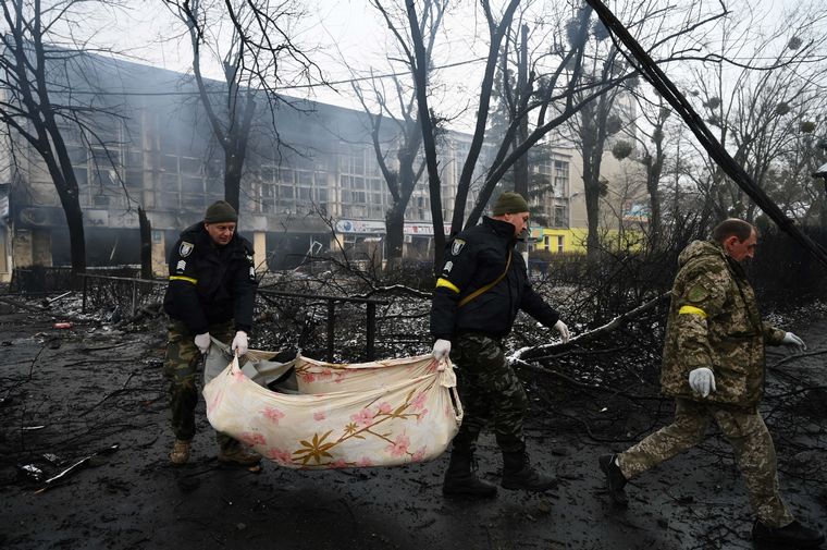 FOTO: Rusia reconoció 498 soldados muertos en una semana, pero Ucrania dice que son más